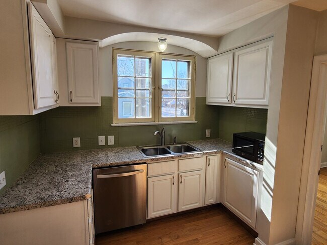 Building Photo - Shorewood 2 bedroom upper