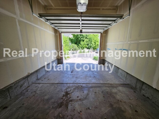 Building Photo - Provo Town home