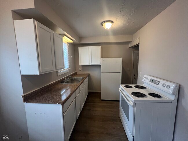 Building Photo - 3915 Hillside Ave