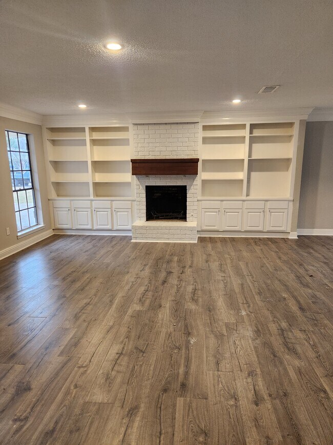 Building Photo - 319 Swallow Dr