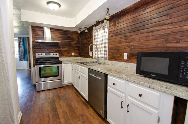 Building Photo - Precious Bungalow Home Rental in Norfolk!