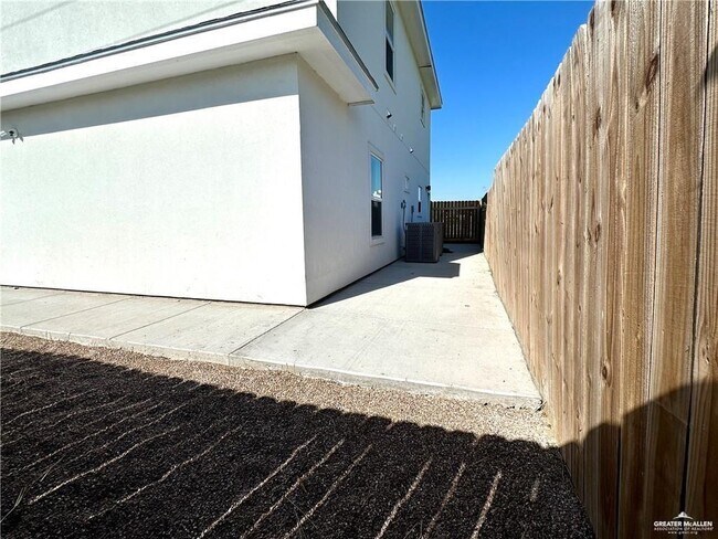 Building Photo - 13 Rafael Dr