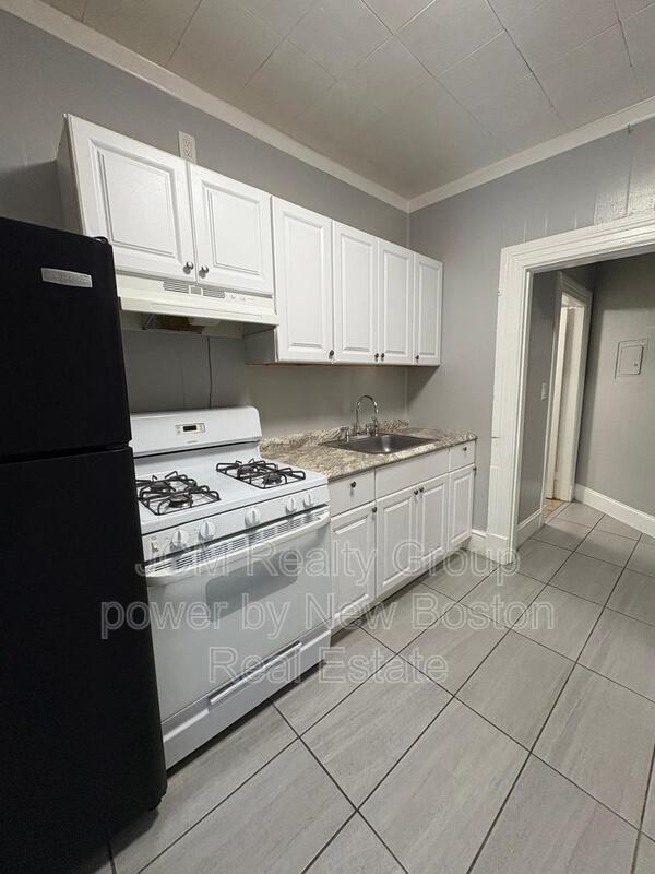 Building Photo - 64 Hollis St