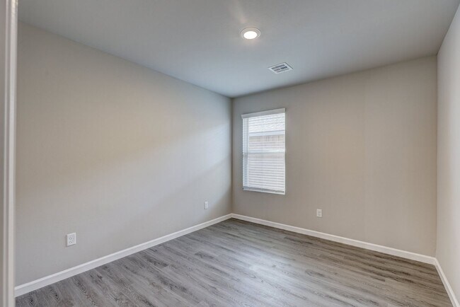 Building Photo - Newer Home For Rent  in Mustang Schools! 3...