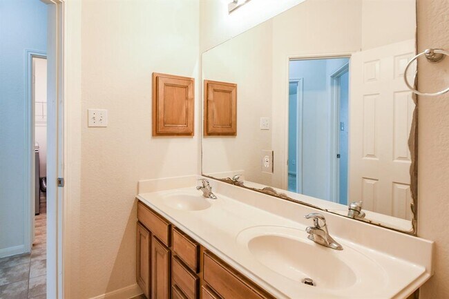 Building Photo - 2318 Appian Way