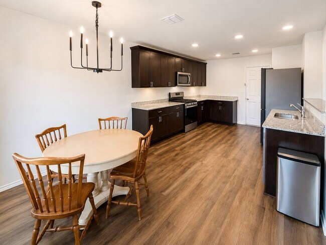 Building Photo - Beautiful 3 Bedroom Home in Winding Brook with Community Pool & Playground!  Conveniently located...