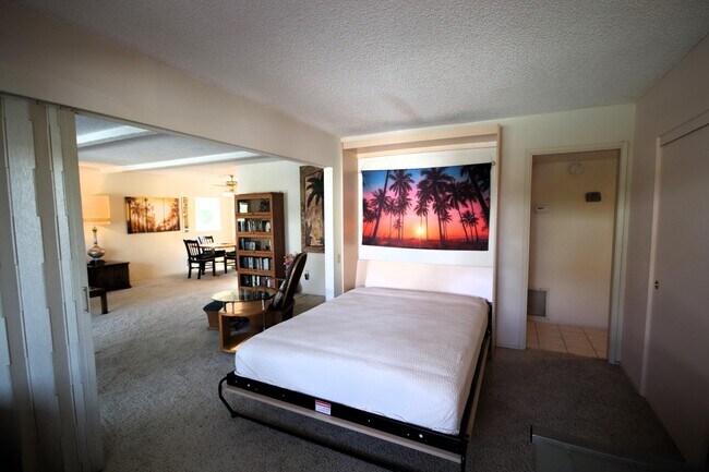 Building Photo - 2396 S Palm Canyon Dr