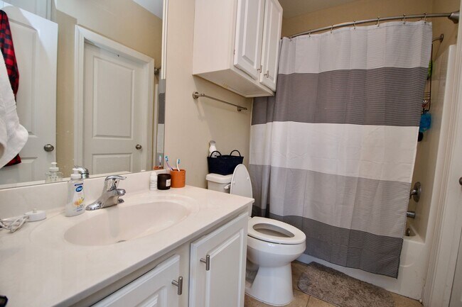 Building Photo - Spacious 3-Bedroom Condo Near Auburn University!