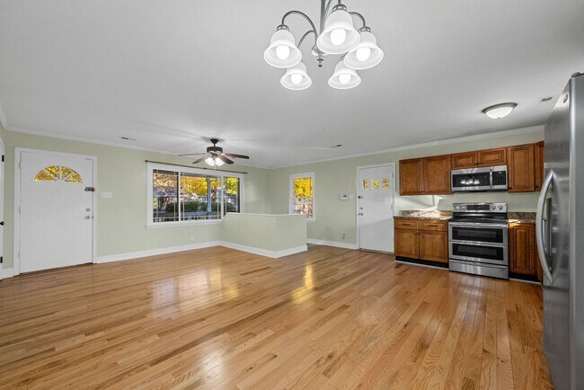 Building Photo - 2056 Lintwood Dr