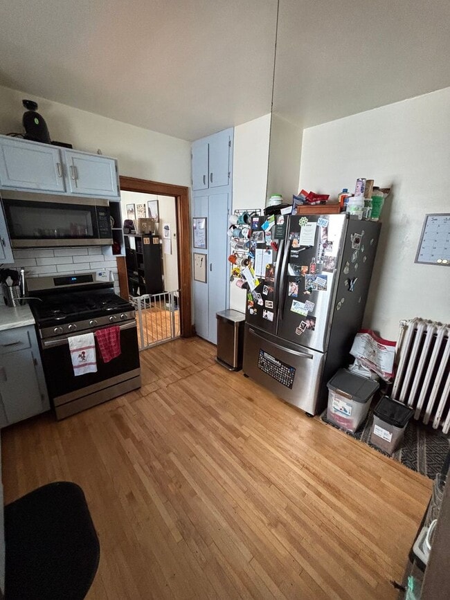 Building Photo - Spacious 3 Bedroom 2 Bath Unit in Northeas...