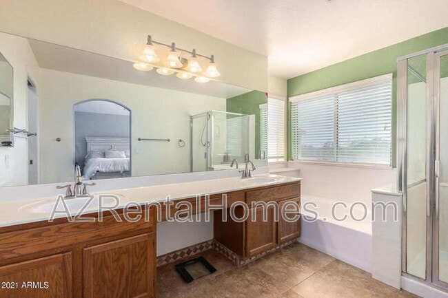 Building Photo - 3618 N Santiago Cir