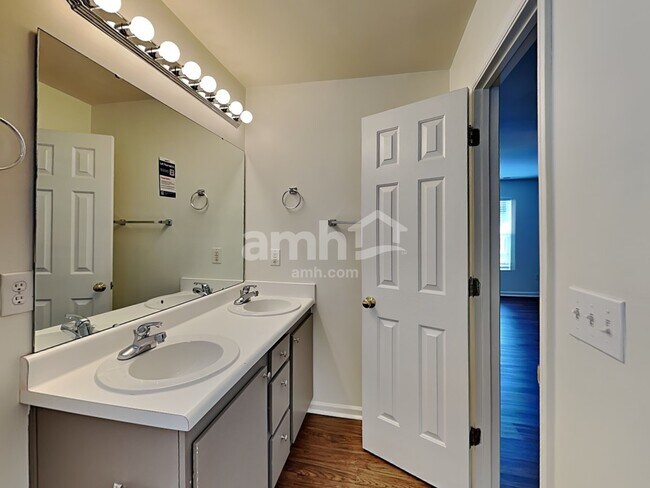 Building Photo - 704 Marjam Ln
