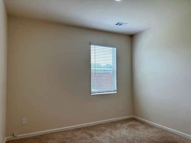 Building Photo - Beautiful 5 bedroom, 3 full bath home in D...