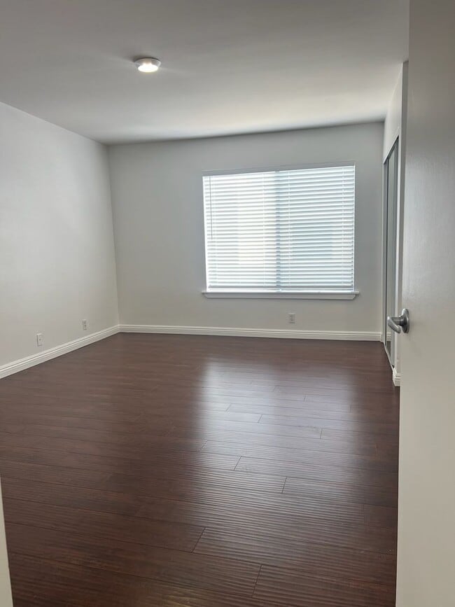 Building Photo - $3850 / 3br - Condo 3 beds 2 baths (West LA)