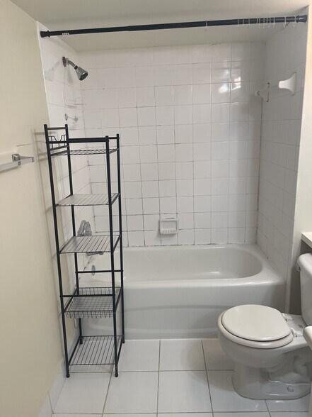 main bath - 1250 Wildwood Lakes Blvd