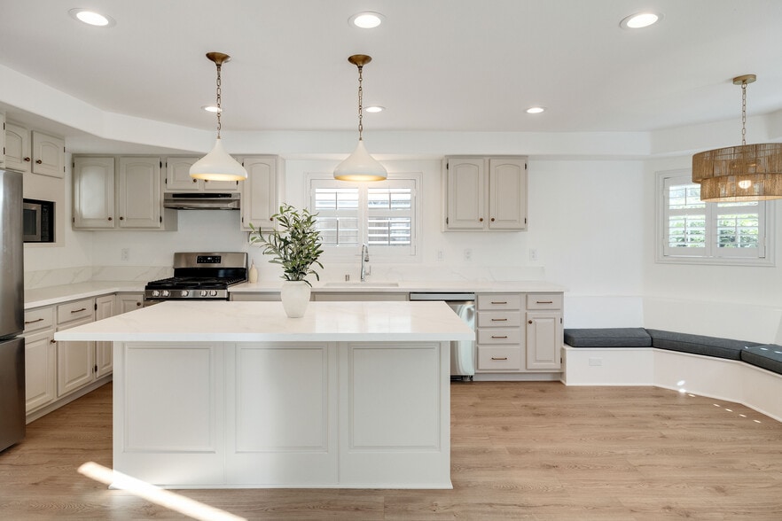 Building Photo - 1504 N Poinsettia Ave