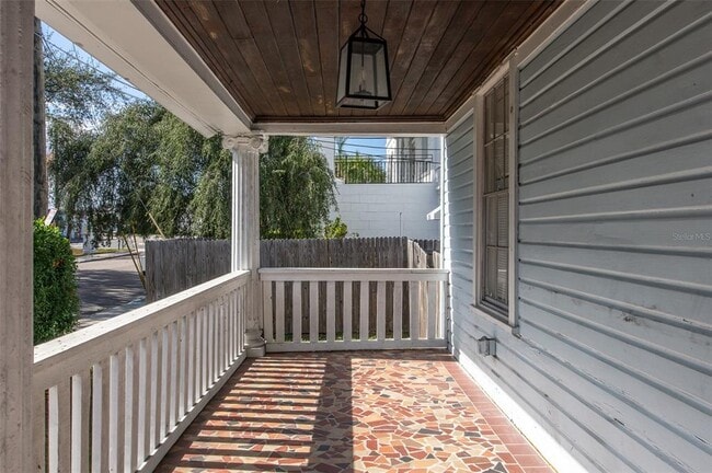 Building Photo - 906 E 11th Ave