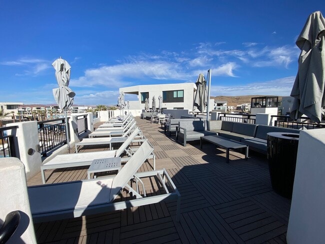 Building Photo - Newer Fully Furnished Private Studio Casit...