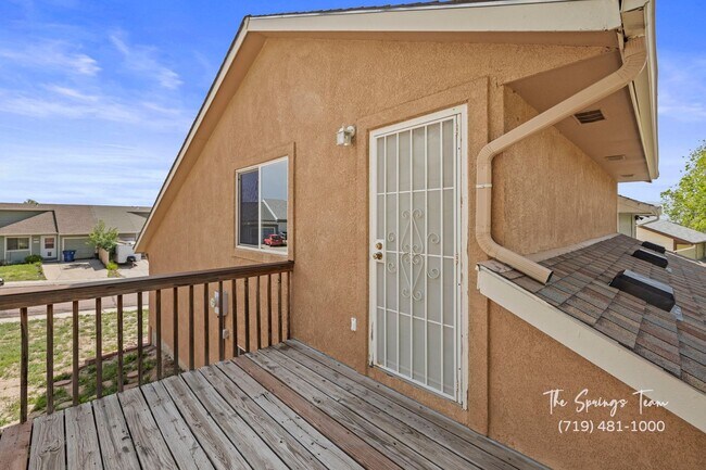 Building Photo - Spacious & Unique 3BD/2BA Townhome w/ Gara...