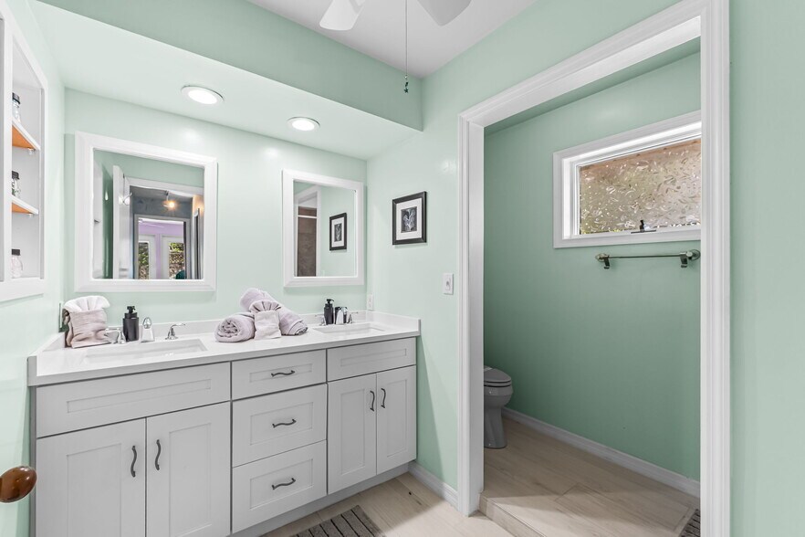 Building Photo - 10370 Main Dr