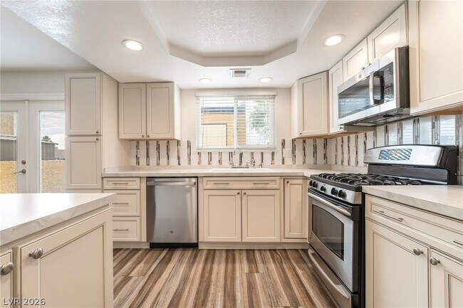 Building Photo - 3949 S Torrey Pines Dr