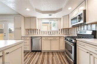 Building Photo - 3949 S Torrey Pines Dr