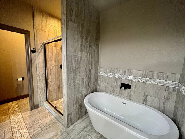 Building Photo - * Rare Find* Luxurious 3 Bedroom Modern-Rustic Townhome in Mountain Shadows