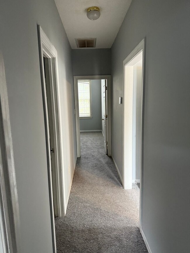 Building Photo - Freshly Painted Townhome