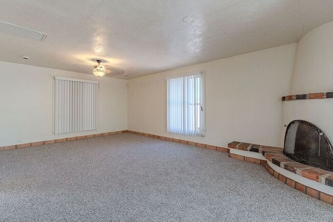 Building Photo - 3118 N Santa Rita Ave