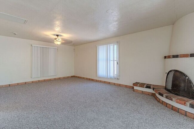 Building Photo - Centrally Located 4-Bed, 2-Bath Tucson Rental – Near U of A