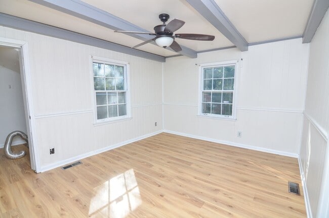 Building Photo - Quaint Charlotte Park Home