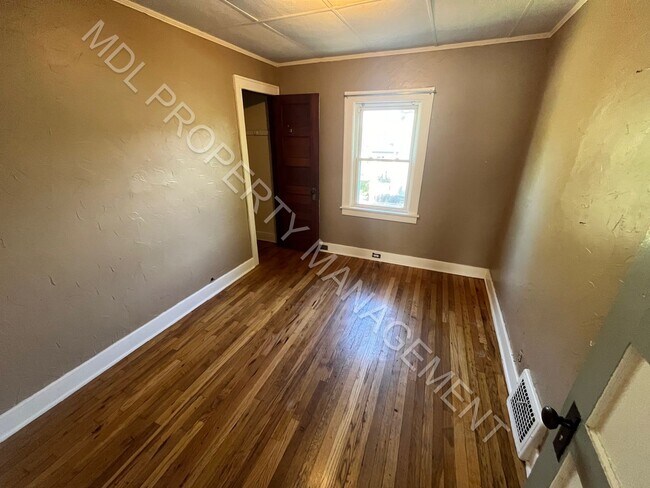 Building Photo - 2 Bedroom 1 Bath Apartment w/ Basement