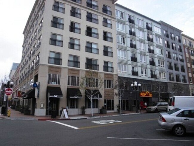 Building Photo - Gaslamp 1 bedroom with View, Wood floors, ...