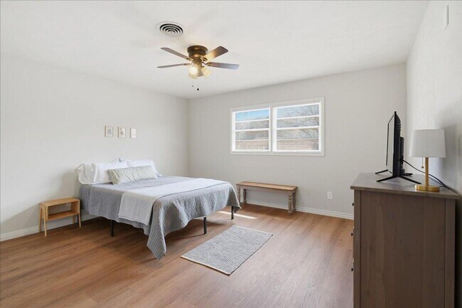 Building Photo - Charming one-of-a-kind 4 Bedroom Home