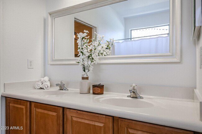 Building Photo - BRAND NEW 5 BEDROOM HOME IN PHOENIX
