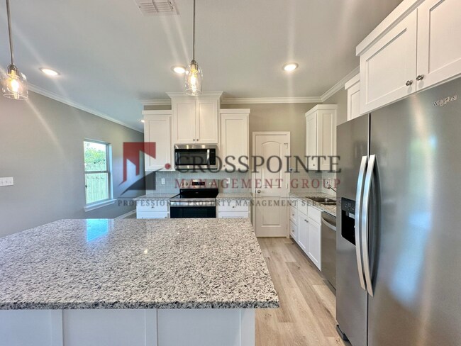 Building Photo - 3 Bedroom 2.5 Bathroom Townhomes at Villa Rosa!