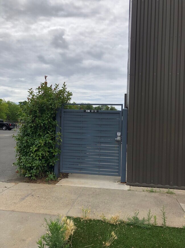 Building Photo - 2075 Baldwin Ave