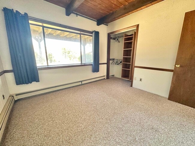 Building Photo - 253 Linderhof Strasse