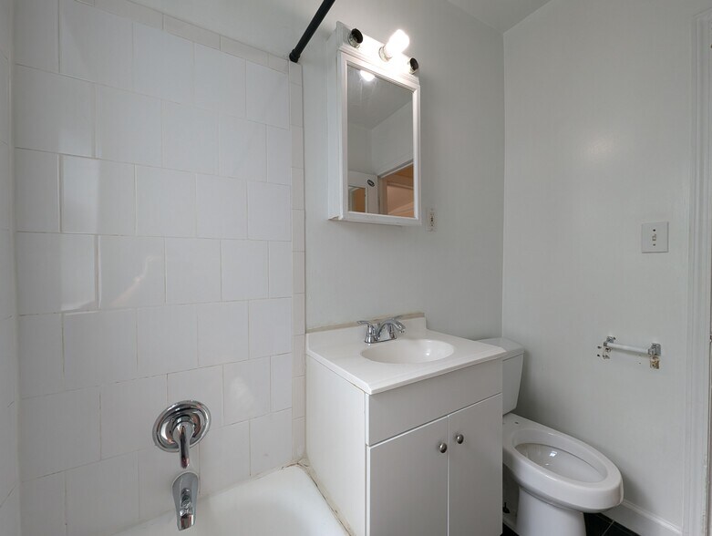 Building Photo - 556 W Arlington Pl