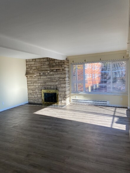 Building Photo - 1215 Queen Anne Ave N