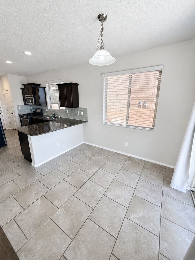 Building Photo - 8936 Mission Ridge Dr