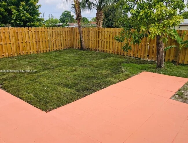 Building Photo - 6710 SW 18th Ct