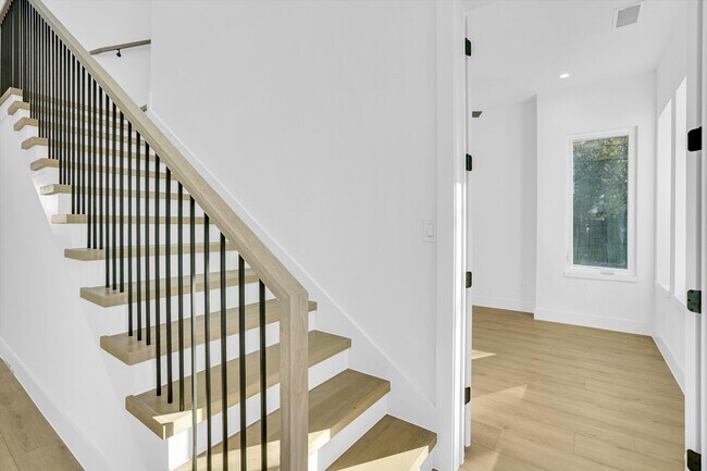 Building Photo - 1703 Nomas St