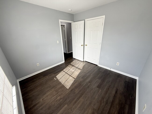 Building Photo - 417 NW Woodbury Dr