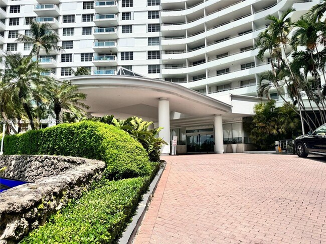Building Photo - 5161 Collins Ave