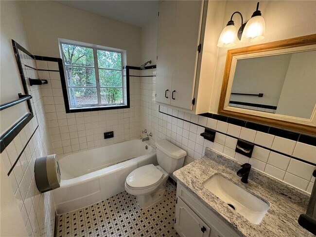 Building Photo - 713 Iris Ave