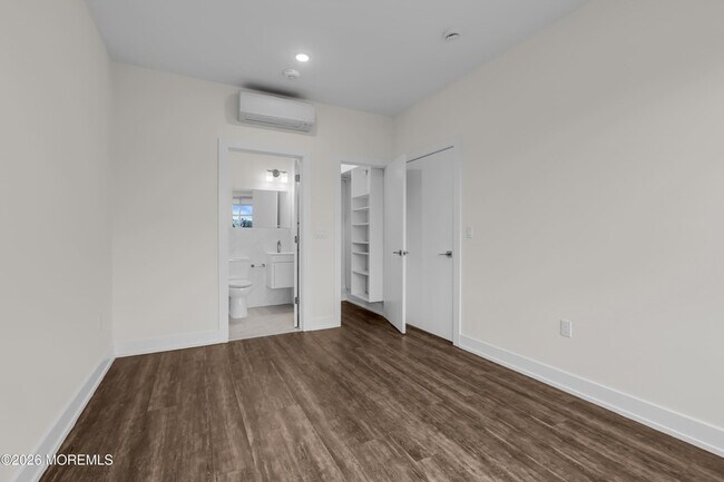Building Photo - 521 Lakeview Ave