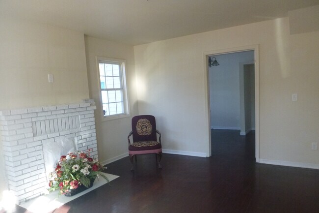 Building Photo - Beautiful 4 Bedroom Home in Enderly Park!