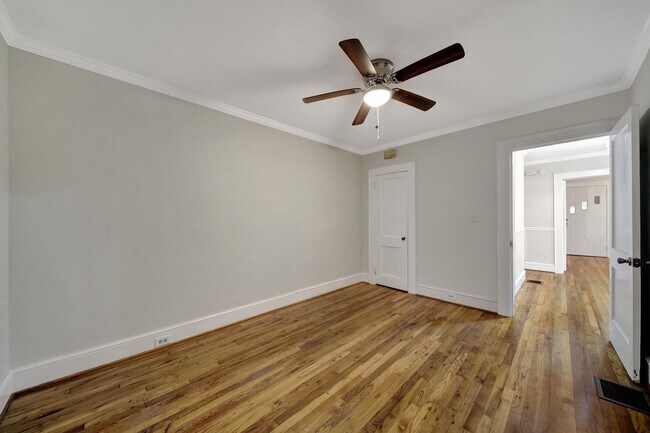 Building Photo - Lovely Brick Ranch Home Close to Uptown Ch...