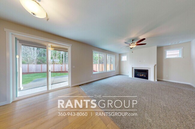 Building Photo - Beautiful Home! Easy JBLM Commute!